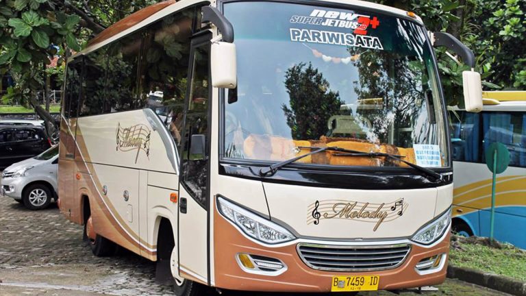Sewa bus pariwisata