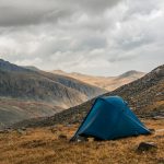 memilih tempat mendirikan tenda