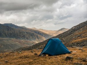 memilih tempat mendirikan tenda