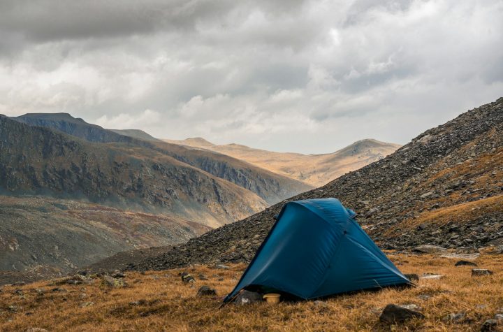 memilih tempat mendirikan tenda